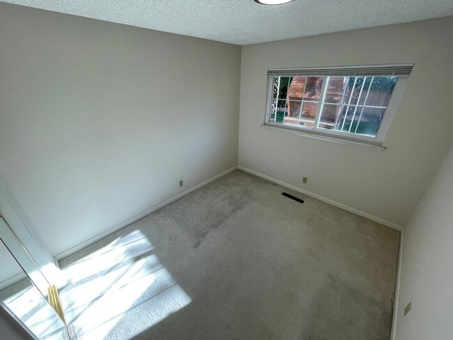 Foto del edificio - $3,890 / 4b/2bth - CUTE HOME IN GLENMOOR