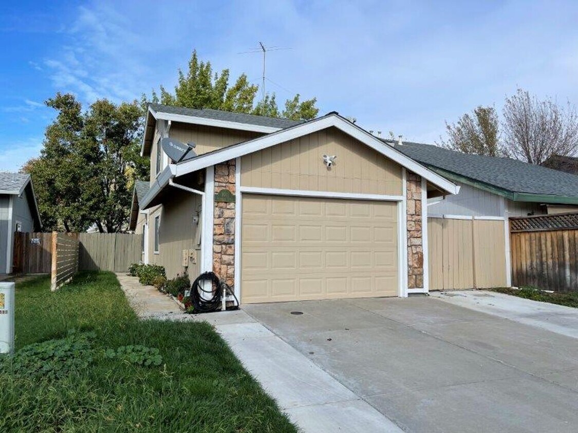 Primary Photo - Gorgeous 3 Bedroom1/2 Plex in Elk Grove