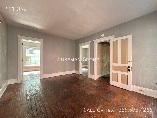 Building Photo - 411 Oak-