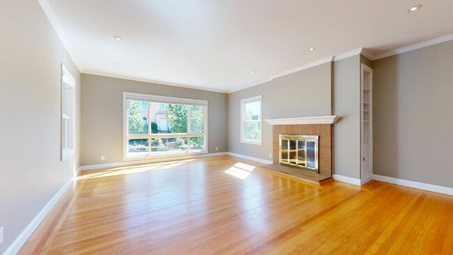 Foto del edificio - Charming, Renovated 3BR + Sunroom / 3.5 BA...