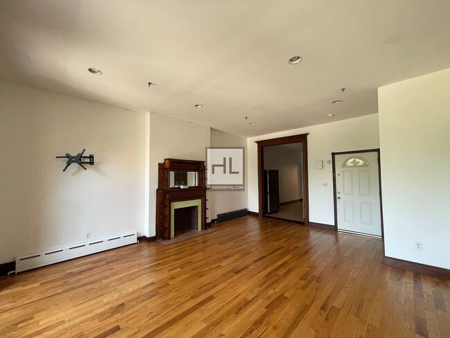 Foto del edificio - Charming Brownstone 1 Bed | West 120 Stree...