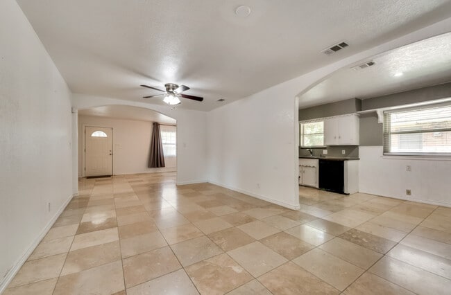Foto del edificio - 615 Donlee Rd