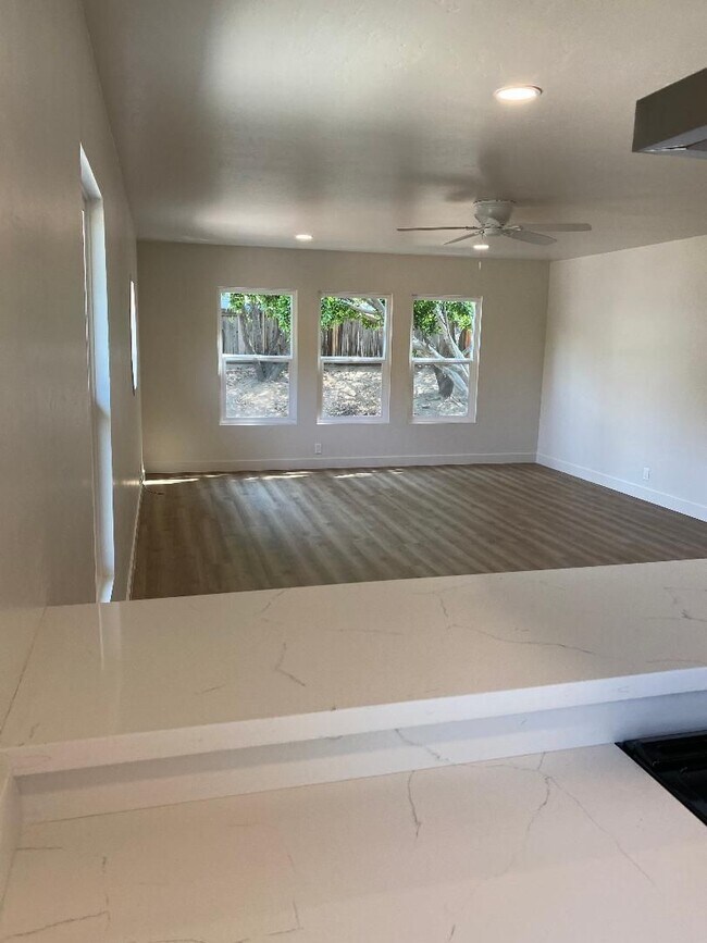 Foto del edificio - 2048 Swazey St