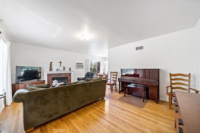 Building Photo - 3124 Alameda St