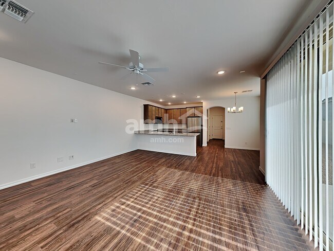 Foto del edificio - 897 S 150th Dr