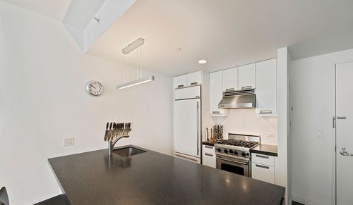 Building Photo - 281 W 28th St