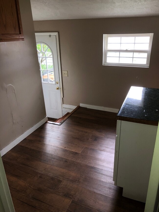 Building Photo - Spacious 3 Bedroom Home