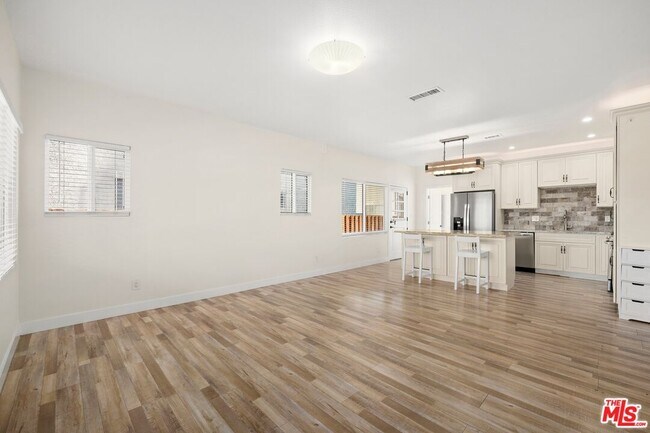 Building Photo - 1324 W 53rd St