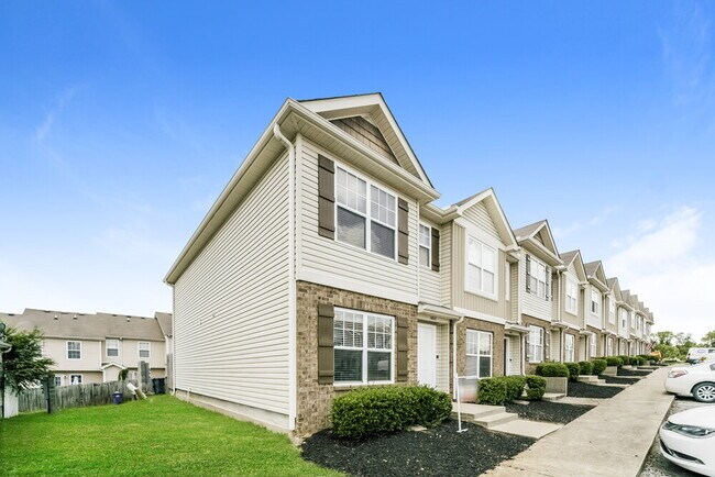 Foto del edificio - 8035 Logan Dr