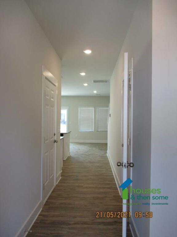 Building Photo - 418 Windsinger Lane