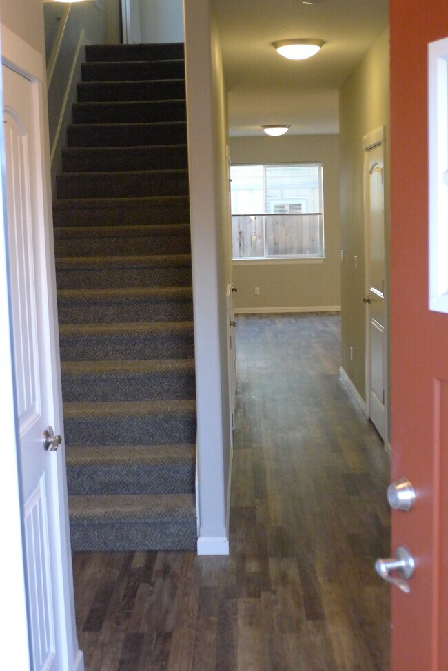 Entrada - 1136 R St