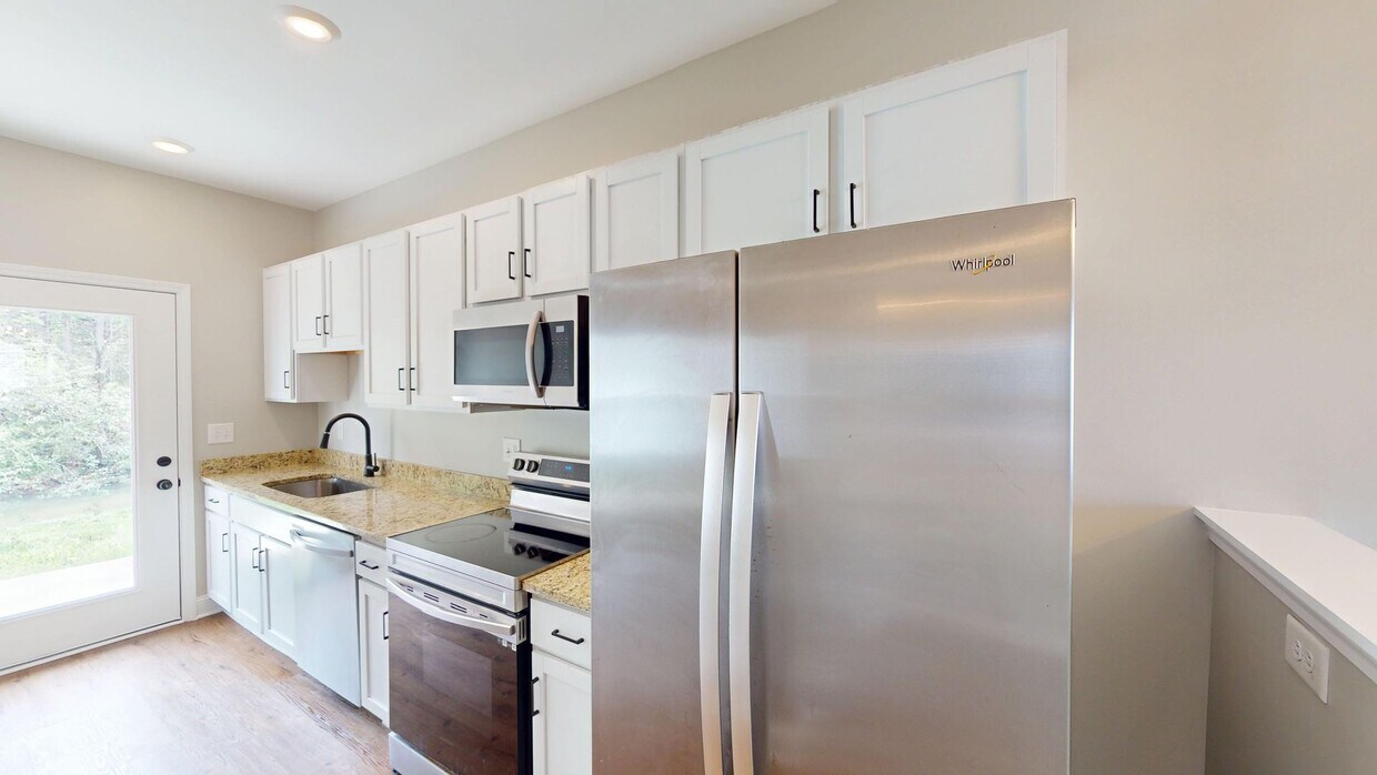 Primary Photo - Columbia Gem Right on Bear Creek – Newer 2...