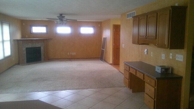 Building Photo - Large single family Home
