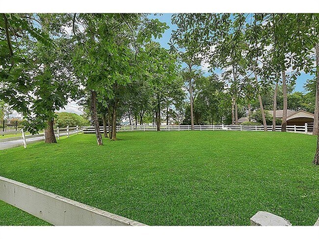 Foto del edificio - 2 Strawberry Ln