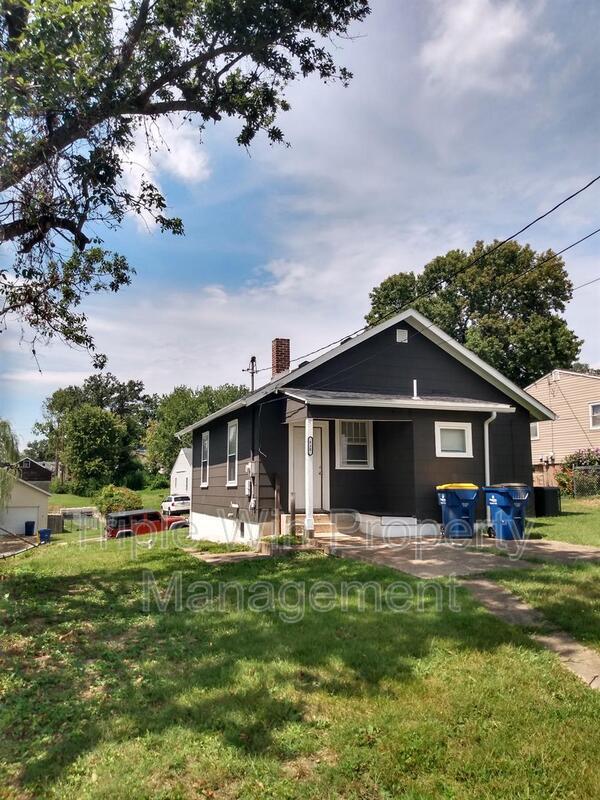 Building Photo - 830 Warne St