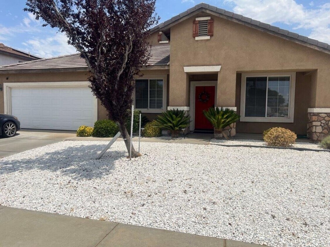 Foto principal - 4 Bedroom, 2 Bathroom Home in Victorville