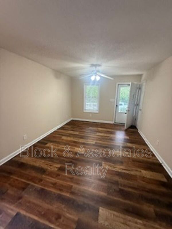 Foto del edificio - 724 Breeze Hill Rd