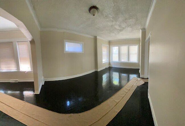 Building Photo - 7617 S Eberhart Ave
