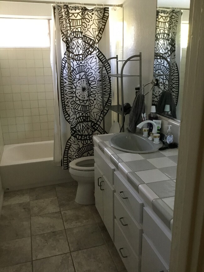 Foto del edificio - 16434 Chatsworth St