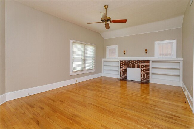 Foto del edificio - Run don't walk for this one of a kind beautifully maintained Old Florida Charmer on a park like d...