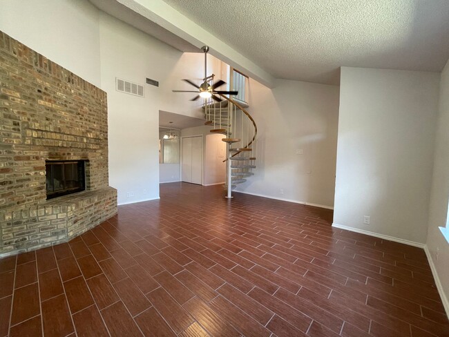 Building Photo - AVAILABLE NOW - 2 Bedroom 1 Bath Two Story...