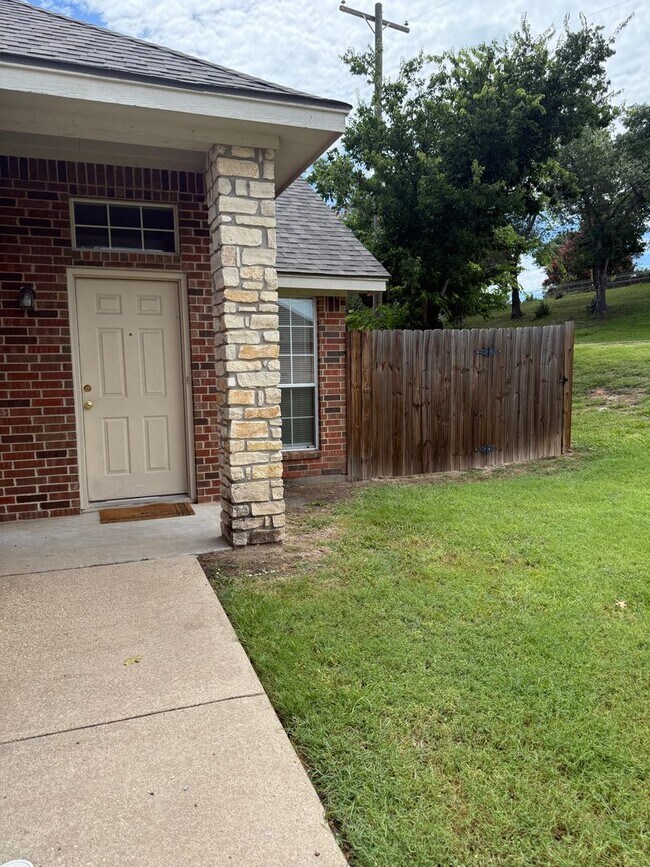 Foto del edificio - 3/2.5/2 2 STORY - Great Location near Main St