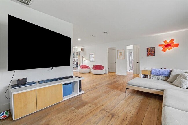 Foto del edificio - 5803 Shoal Creek Blvd