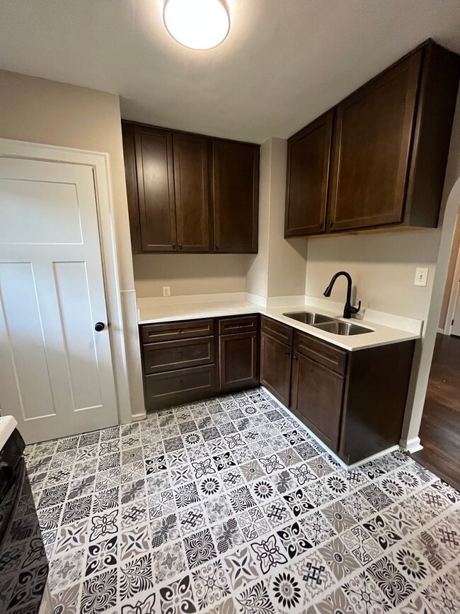 Building Photo - 2 Bedroom, 1.5 bath home in Waterloo