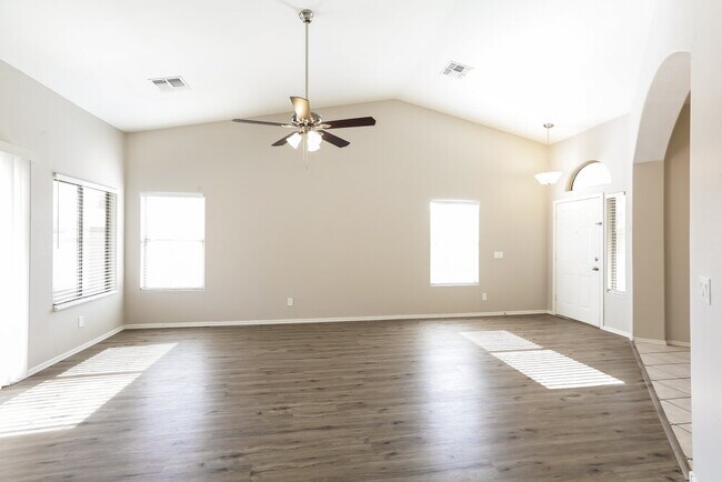 Building Photo - 5158 W Vista Ave