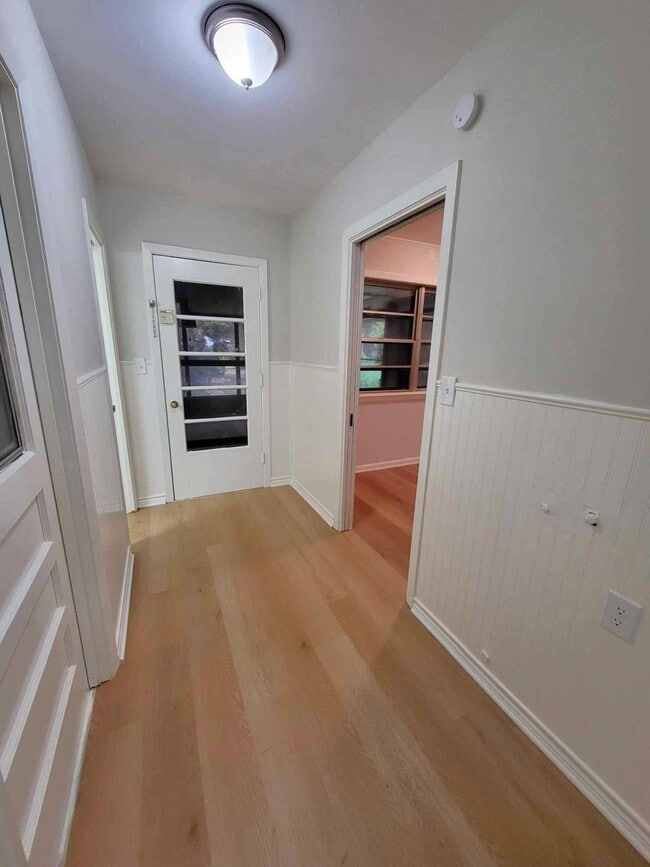 Building Photo - 706 Maple St