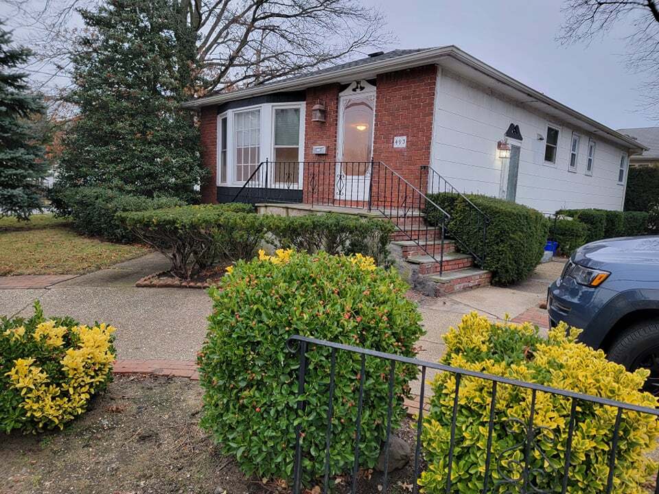 Primary Photo - 493 W Merrick Rd