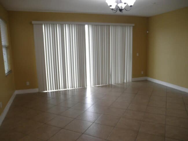 Building Photo - 888 Pipers Cay Dr