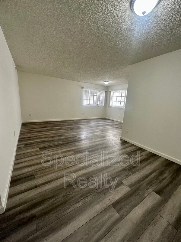 Building Photo - 1034 Thompson Ave