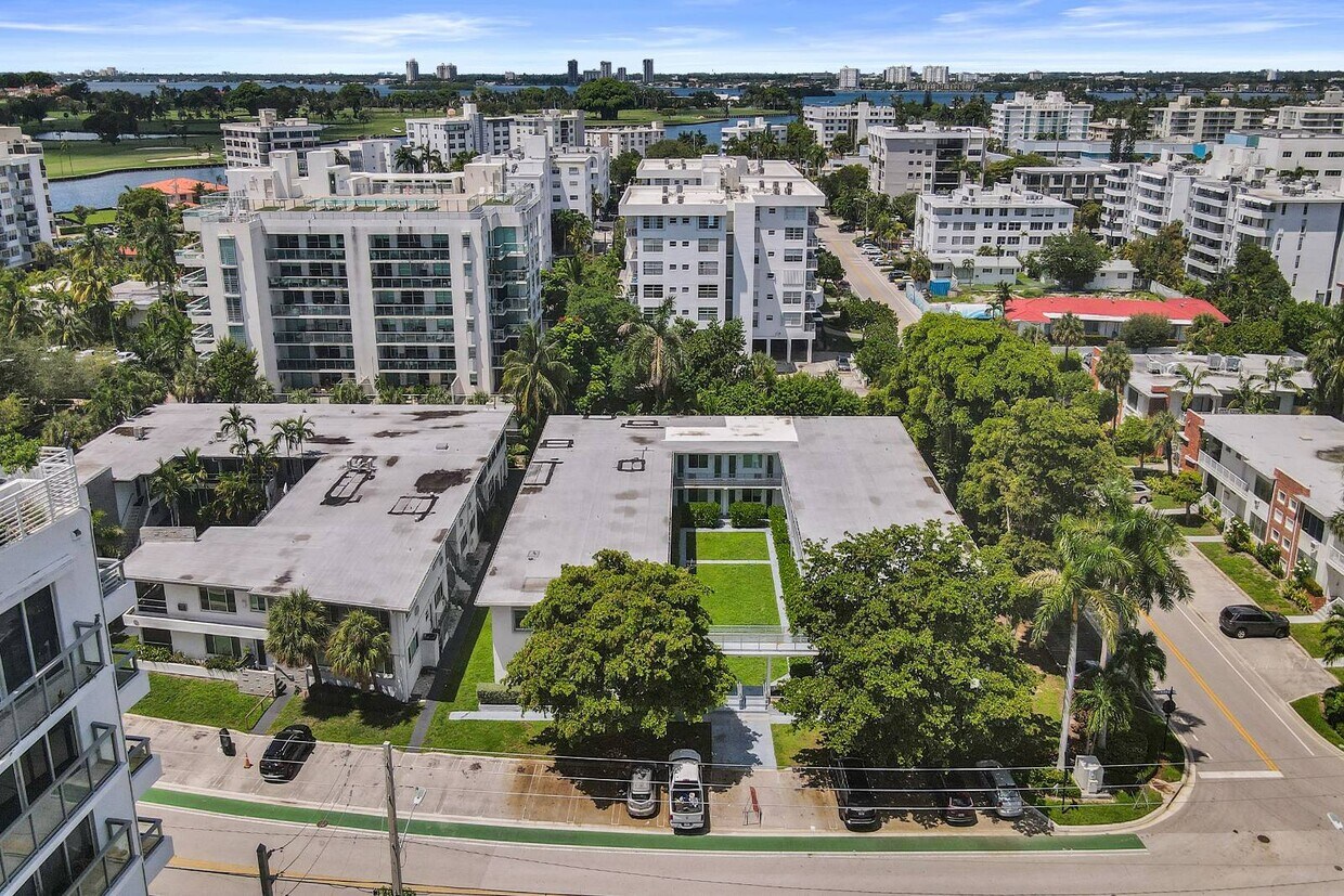 Foto principal - 9270 E Bay Harbor Dr