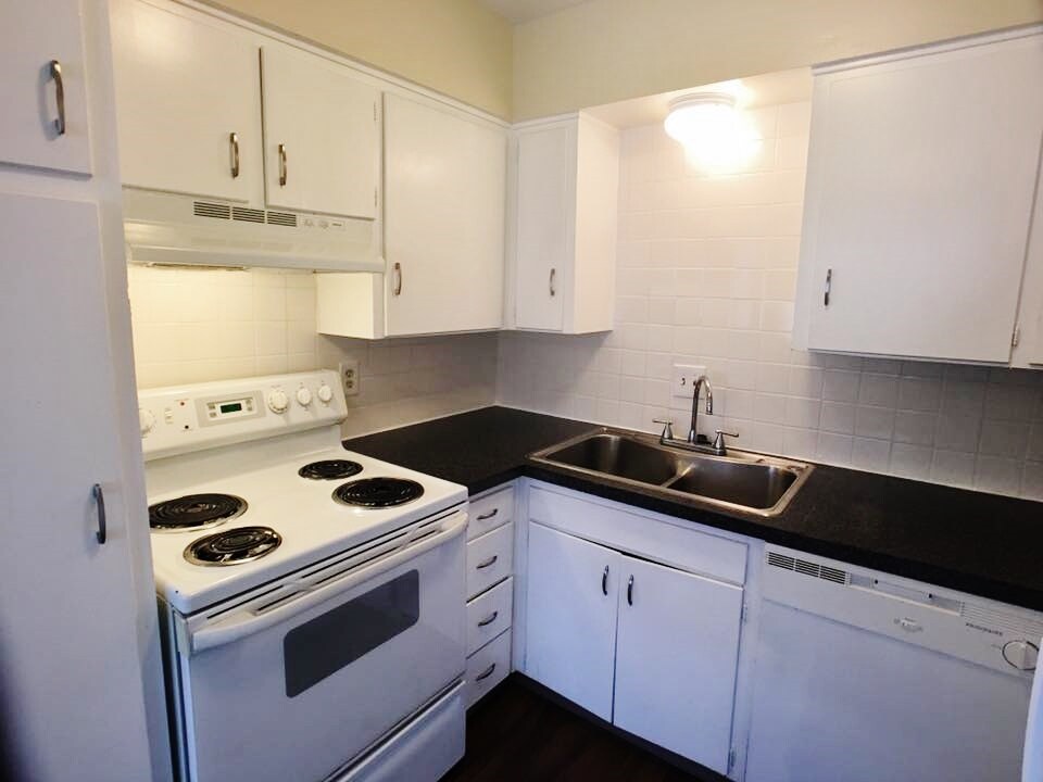 4800 NW Cliff View Dr Unit 408, Riverside, MO 64150 Apartment for