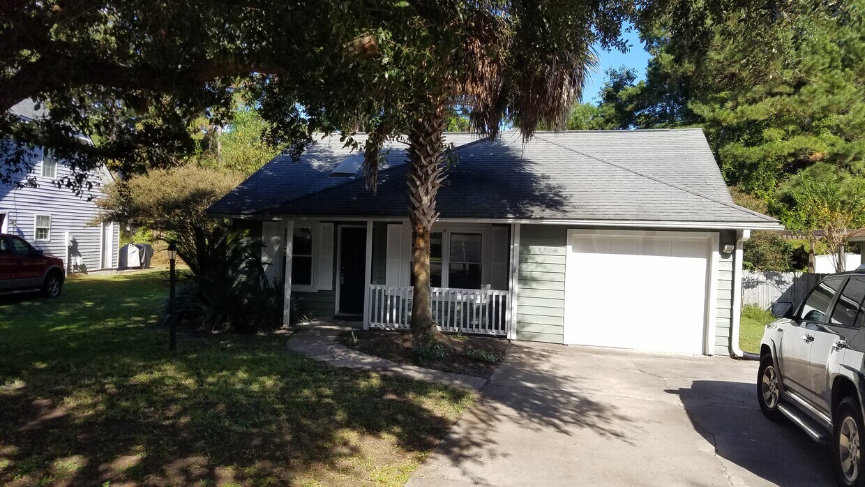 Cute cottage in GREAT location - 1517 E Crossing Ln