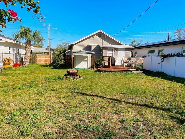 Foto del edificio - Charming bungalow 3/1 pet friendly blocks from Downtown St. Pete
