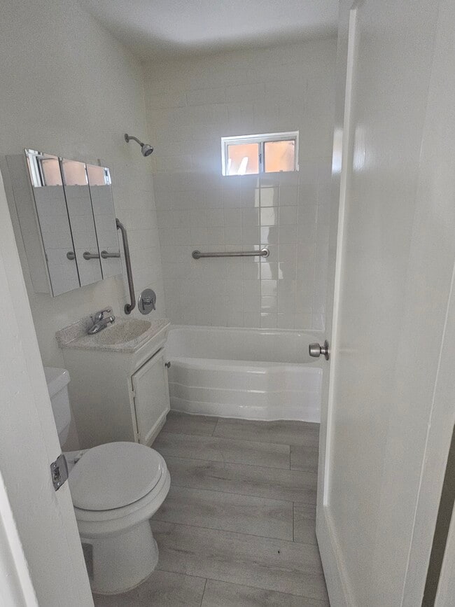 Foto del edificio - 7107 Etiwanda Ave