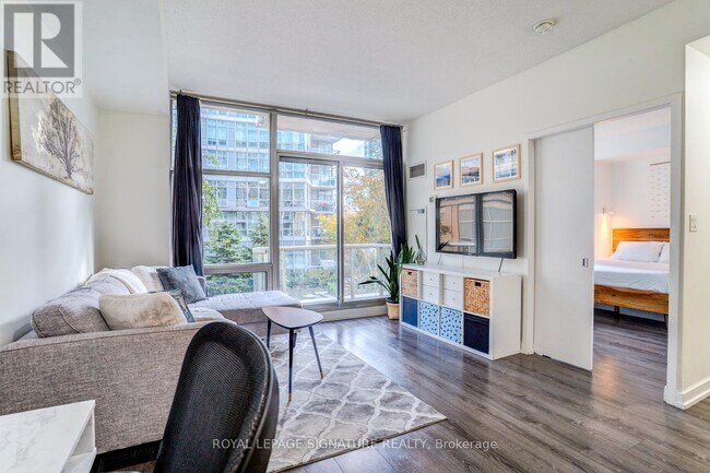 Photo du bâtiment - 9 Spadina Ave.