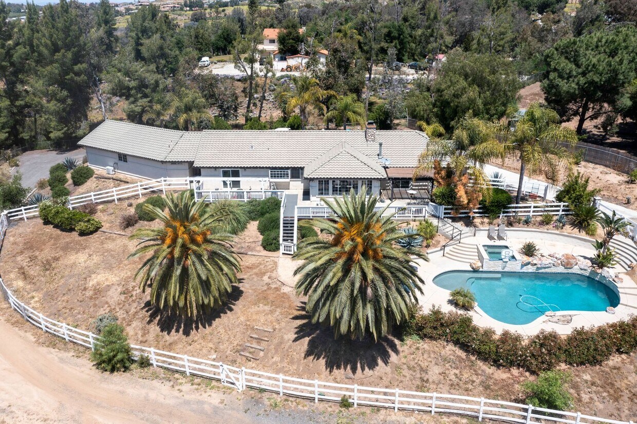 Foto principal - RANCH STYLE POOL HOME ON 2+ ACRES IN THE H...