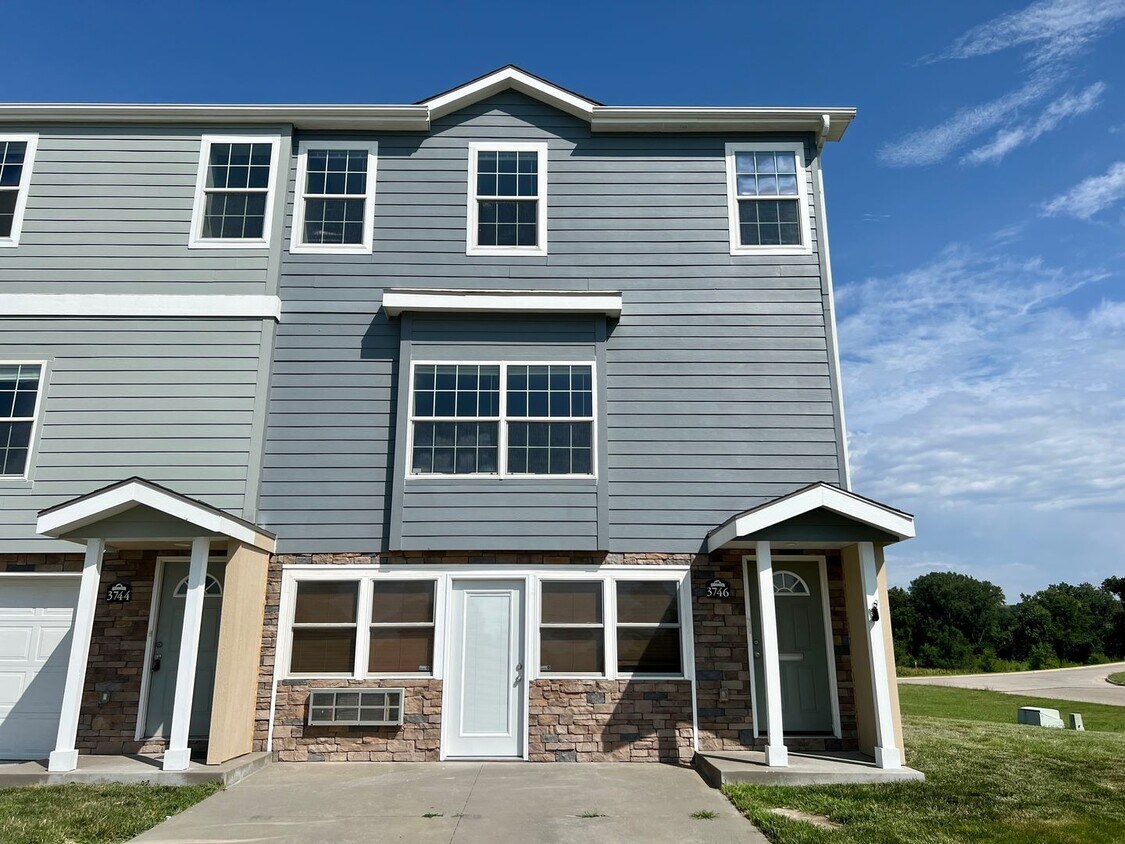 Foto principal - Fully Remodeled 3 Bedroom | 2.5 Bath Townh...