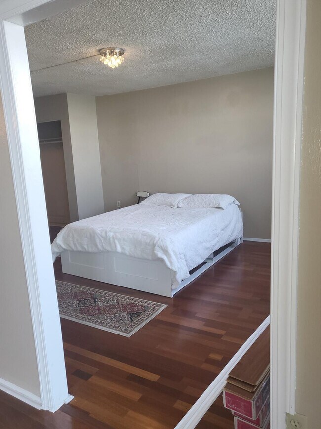 Building Photo - 1075 NE Miami Gardens Dr