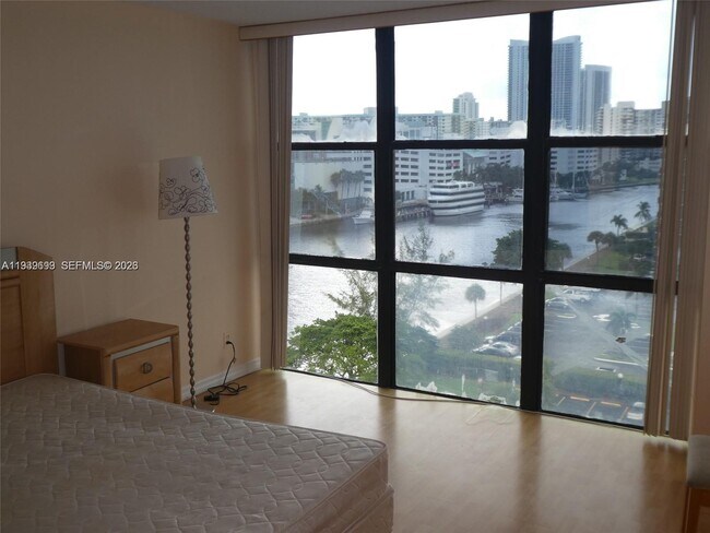 Foto del edificio - 800 Parkview Dr