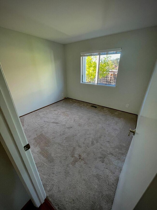 Building Photo - 213 Woodbridge Cir