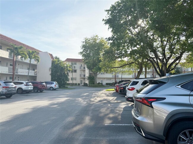 Building Photo - 9820 S Hollybrook Lake Dr