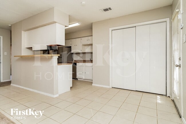 Building Photo - 1708 White Oak Ct