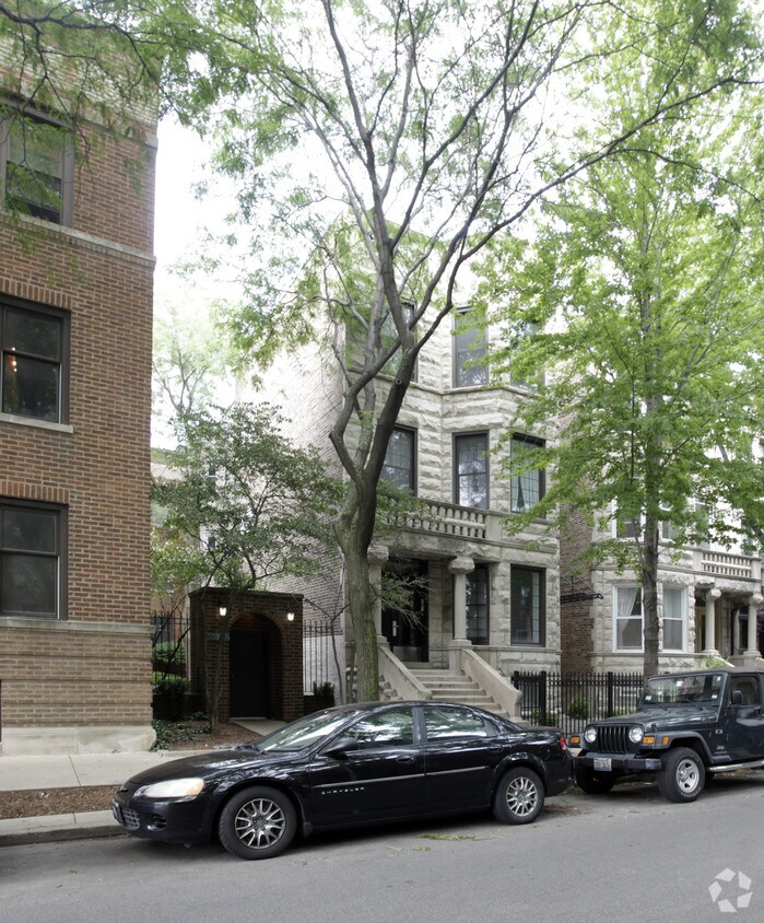 Building Photo - 848 W Barry Ave