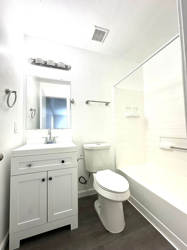 Foto del edificio - Beautiful home with 4 bed. and 3 bath., co...