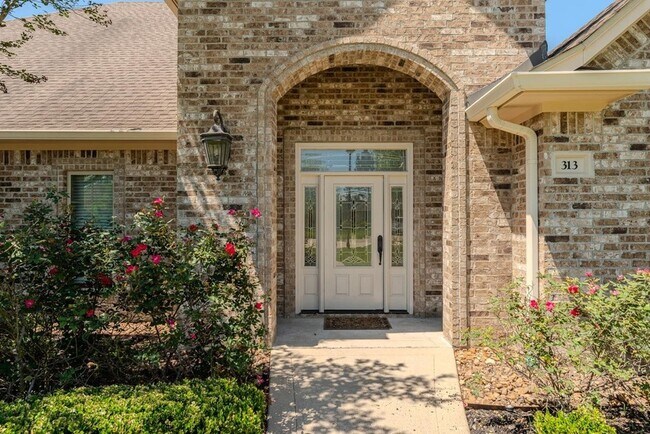 Foto del edificio - 313 Winding Brook Dr