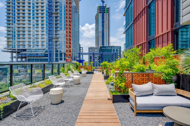 Building Photo - 84 East Ave